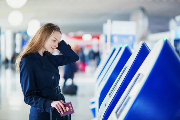 Giovane viaggiatore femminile in aeroporto internazionale — Foto Stock