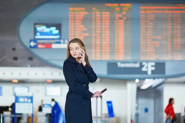 Jóvenes viajeras en aeropuerto internacional — Foto de Stock