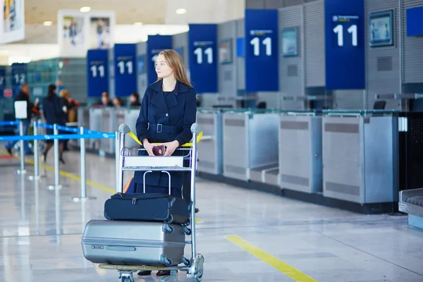 Jovem viajante do sexo feminino no aeroporto internacional — Fotografia de Stock