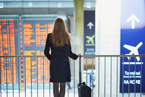 Νεαρή γυναικεία ταξιδιώτη στο Διεθνές Αεροδρόμιο — Φωτογραφία Αρχείου