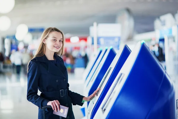 Młoda kobieta podróżnik w międzynarodowy port lotniczy — Zdjęcie stockowe