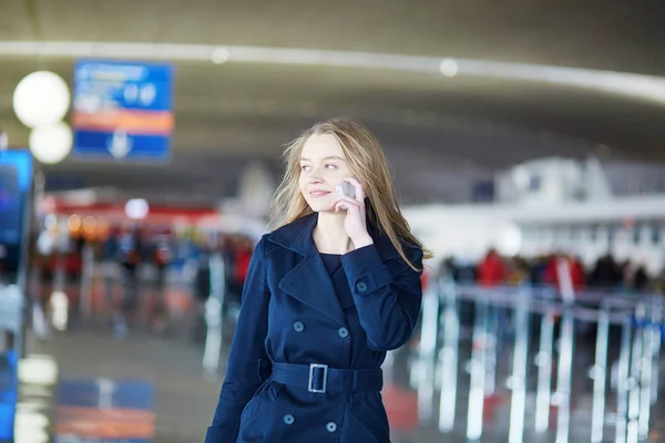 Jovem viajante do sexo feminino no aeroporto internacional — Fotografia de Stock