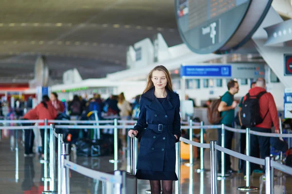 Młoda kobieta podróżnik w międzynarodowy port lotniczy — Zdjęcie stockowe