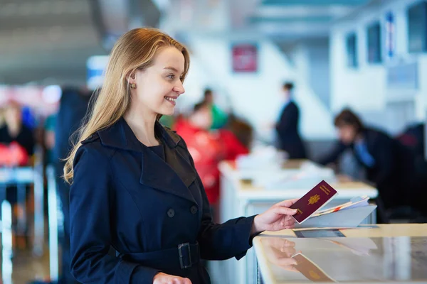 Jonge vrouwelijke reiziger in internationale luchthaven — Stockfoto