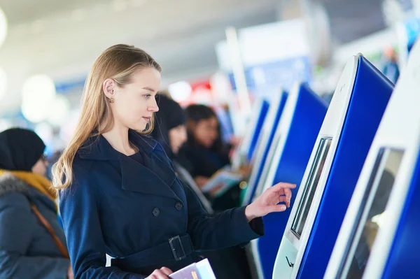 Jovem viajante do sexo feminino no aeroporto internacional — Fotografia de Stock