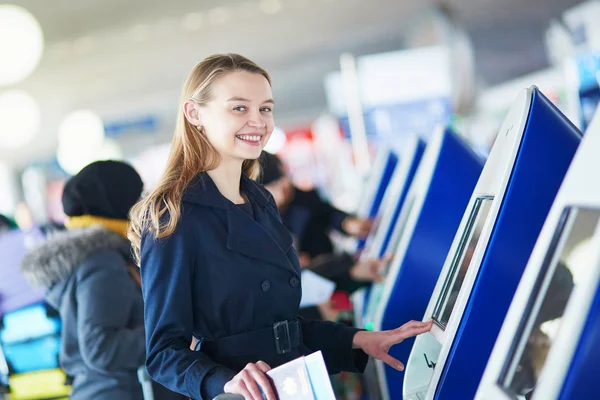 国際空港で若い女性旅行者 — ストック写真
