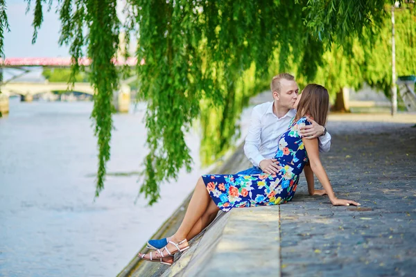 年轻对浪漫的情侣在塞纳河堤岸上 — 图库照片