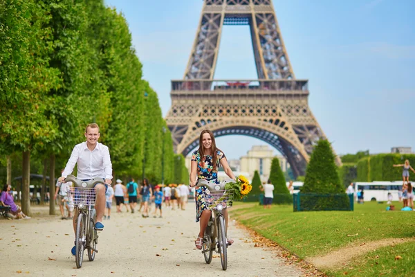 Casal andar de bicicleta perto da torre Eiffel em Paris — Fotografia de Stock