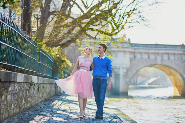 Mooie romantische koppel in Parijs in de buurt van de rivier de Seine — Stockfoto