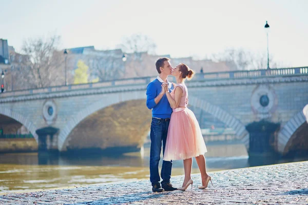 Hermosa pareja romántica en París cerca del río Sena —  Fotos de Stock