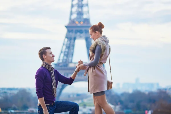 Romantische betrokkenheid in Parijs — Stockfoto