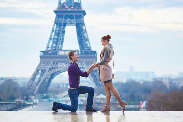 Romantická angažmá v Paříži — Stock fotografie