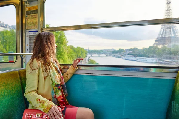 Mujer viajando en un tren de metro parisino —  Fotos de Stock