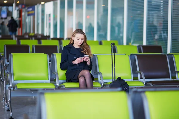Mladá žena cestujícím v mezinárodní letiště — Stock fotografie