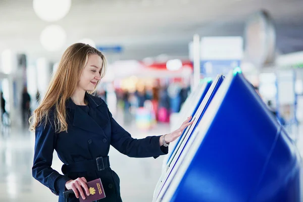 Fiatal női utas nemzetközi repülőtér — Stock Fotó