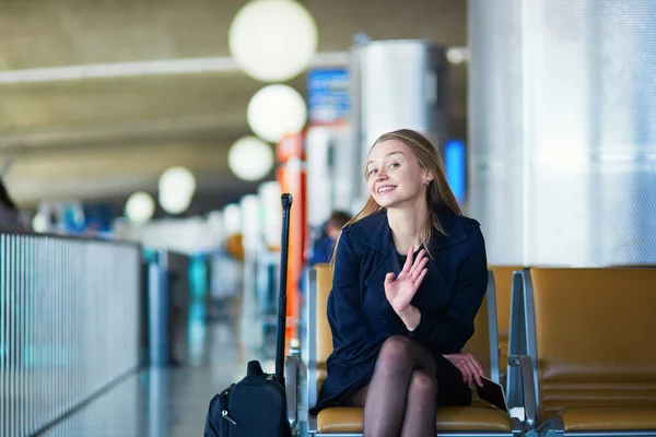 Unga kvinnliga resenär i internationella flygplats — Stockfoto