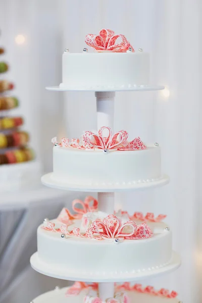 Bröllopstårta dekorerad med rosa socker band — Stockfoto
