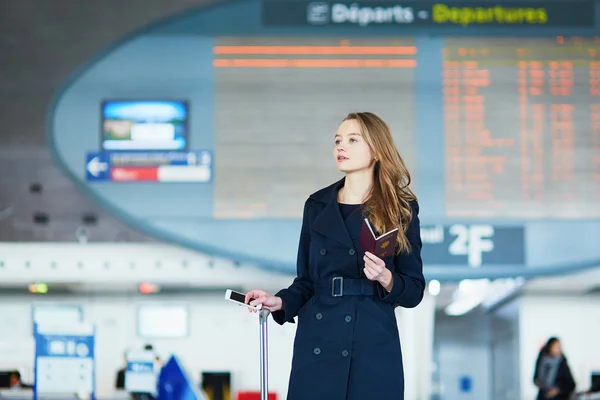 Jóvenes viajeras en aeropuerto internacional — Foto de Stock