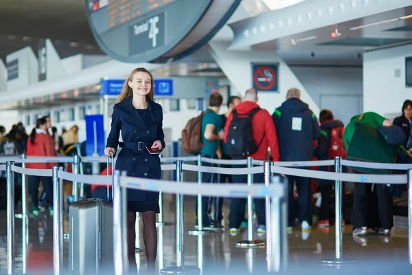 Young female traveler in international airport — Stock Photo, Image