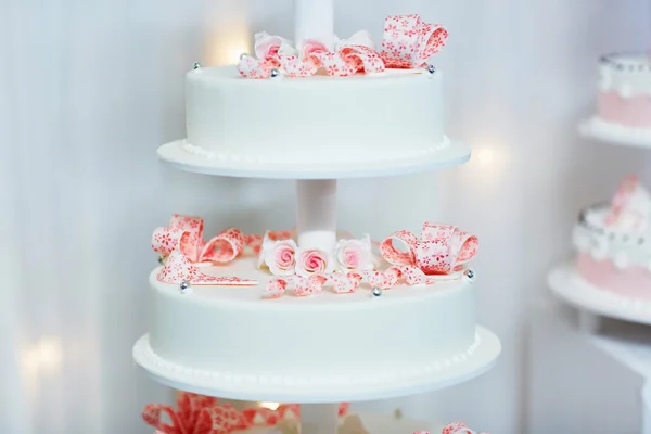 Bolo de casamento decorado com fitas de açúcar rosa — Fotografia de Stock