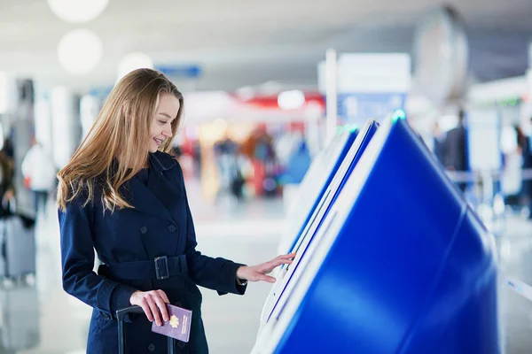 Jovem viajante do sexo feminino no aeroporto internacional — Fotografia de Stock