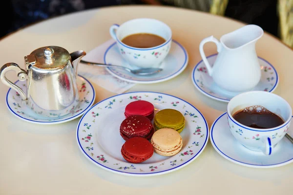 Geleneksel Fransızca macaroons, kahve ve sıcak çikolata — Stok fotoğraf