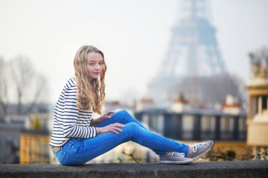 Paris'te Eyfel Kulesinin yakınında genç kız