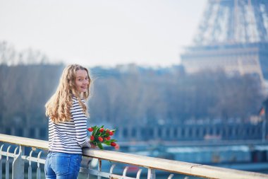 Eiffel tower yakınındaki kırmızı lale grup ile kız