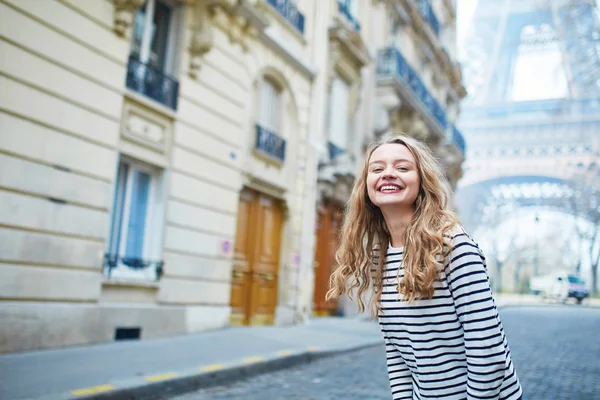 Young girl near the Eiffel tower, in Paris — Stock Photo, Image