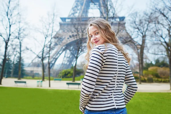 Ung flicka nära Eiffeltornet i Paris — Stockfoto