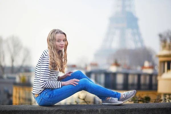 Young girl near the Eiffel tower, in Paris — Stock Photo, Image