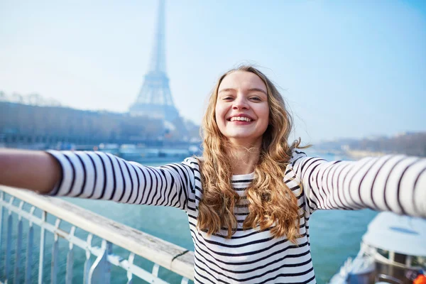 Hermosa joven tomando autofoto divertida cerca de la torre Eiffel — Foto de Stock