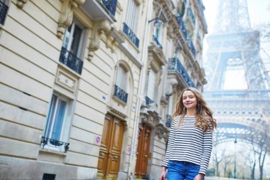 Kız açık havada Paris'te Eyfel Kulesinin yakınında