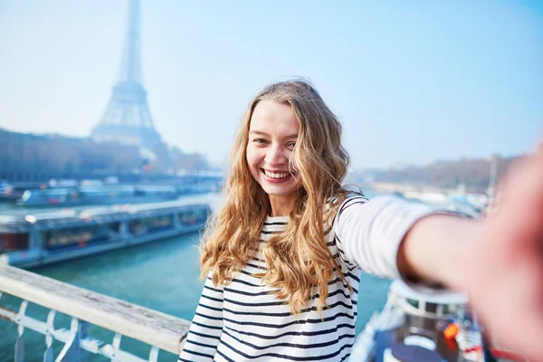 Junges Mädchen macht Selfie in der Nähe des Eiffelturms — Stockfoto