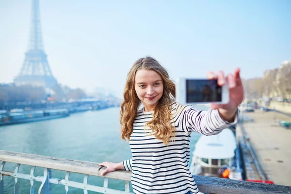 Menina tomando selfie perto da torre Eiffel — Fotografia de Stock