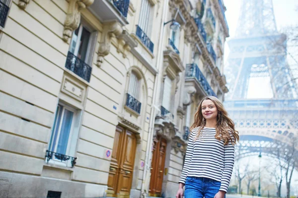 Flicka utomhus nära Eiffeltornet i Paris — Stockfoto