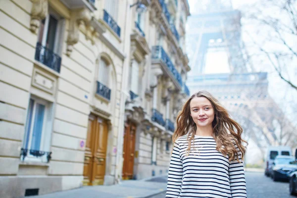 Meisje buiten in de buurt van de Eiffeltoren in Parijs — Stockfoto