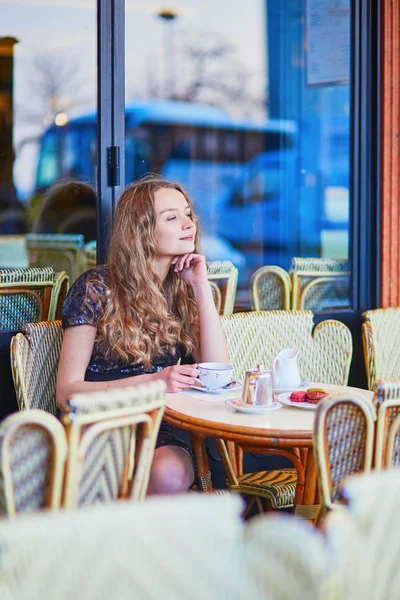 Hermosa mujer parisina en la cafetería —  Fotos de Stock