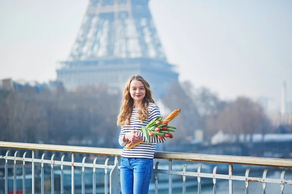 Lány hagyományos francia baguette és tulipán — Stock Fotó