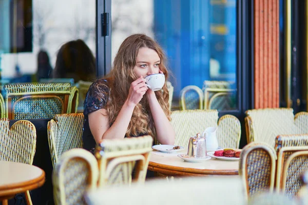 कॅफे मध्ये सुंदर पॅरिसियन महिला — स्टॉक फोटो, इमेज