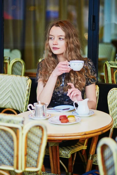 Hermosa mujer parisina en la cafetería —  Fotos de Stock