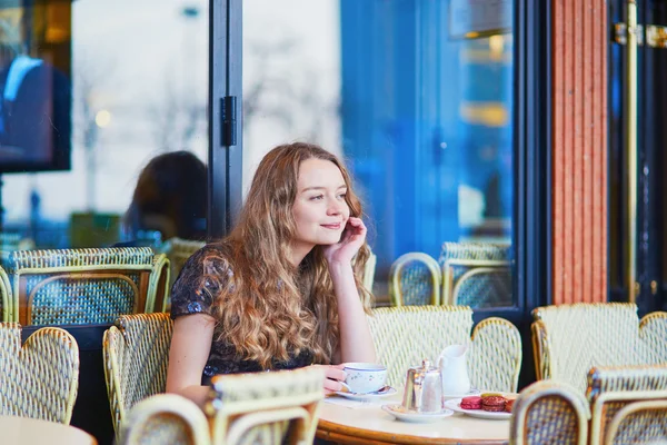 Beautiful Parisian woman in cafe — Stock Photo, Image