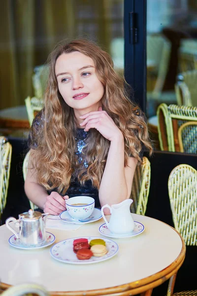 Beautiful Parisian woman in cafe — Stock Photo, Image