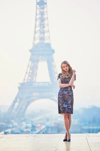 Parisian woman near the Eiffel tower at morning — Stock Photo, Image