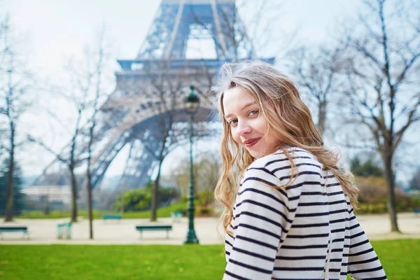 Flicka utomhus nära Eiffeltornet i Paris — Stockfoto