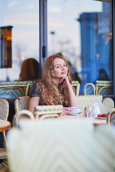 Vacker parisisk kvinna i café — Stockfoto