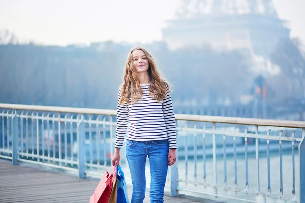Meisje met boodschappentassen in de buurt van de Eiffeltoren — Stockfoto