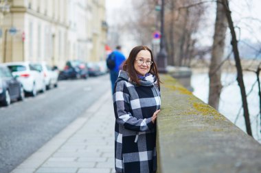 Paris'te yürüyen mutlu orta yaşlı kadın