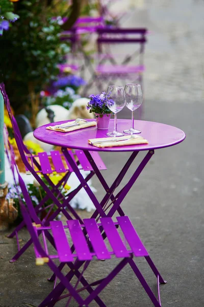 Table violette du café extérieur parisien — Photo