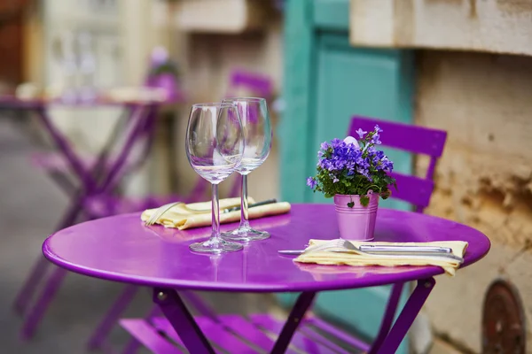 Table violette du café extérieur parisien — Photo